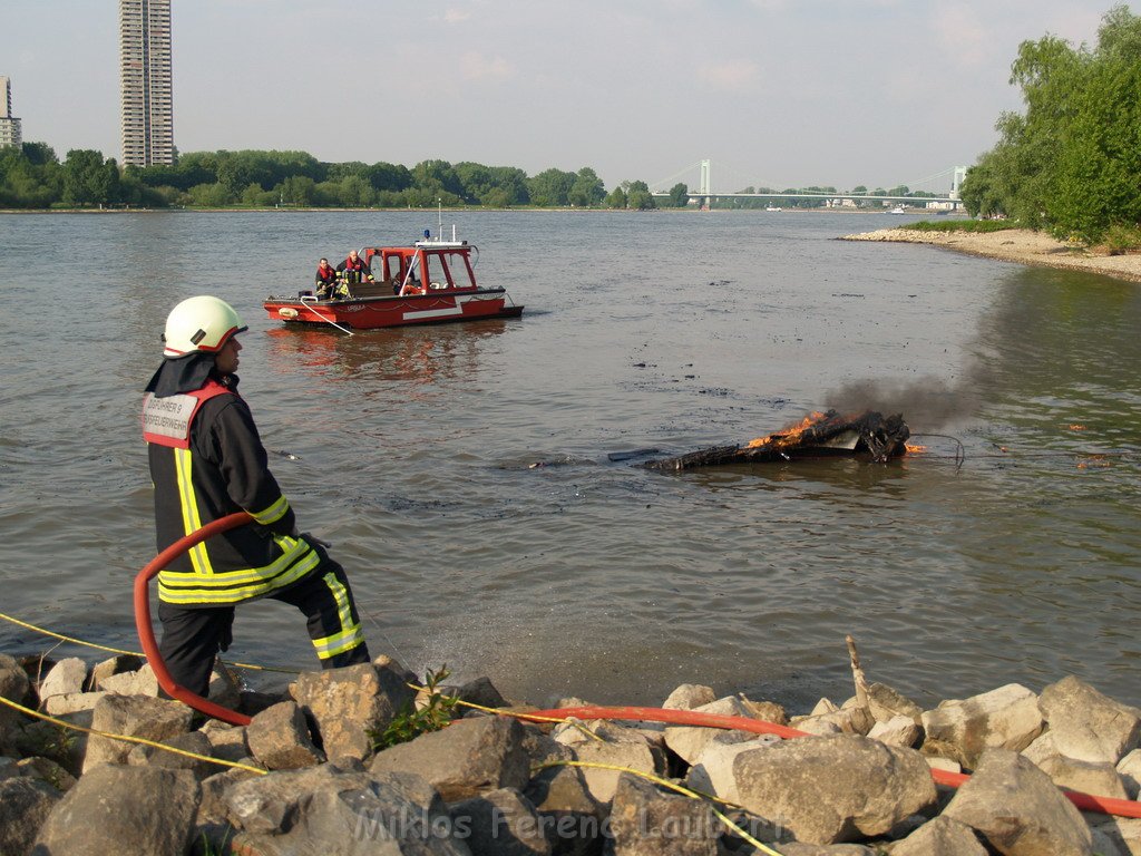 Kleine Yacht abgebrannt Koeln Hoehe Zoobruecke Rheinpark P157.JPG